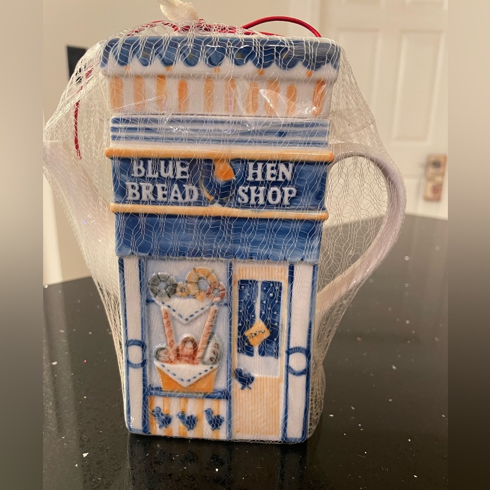 Charming Twinnings TeaPot collectible with double-sided display.